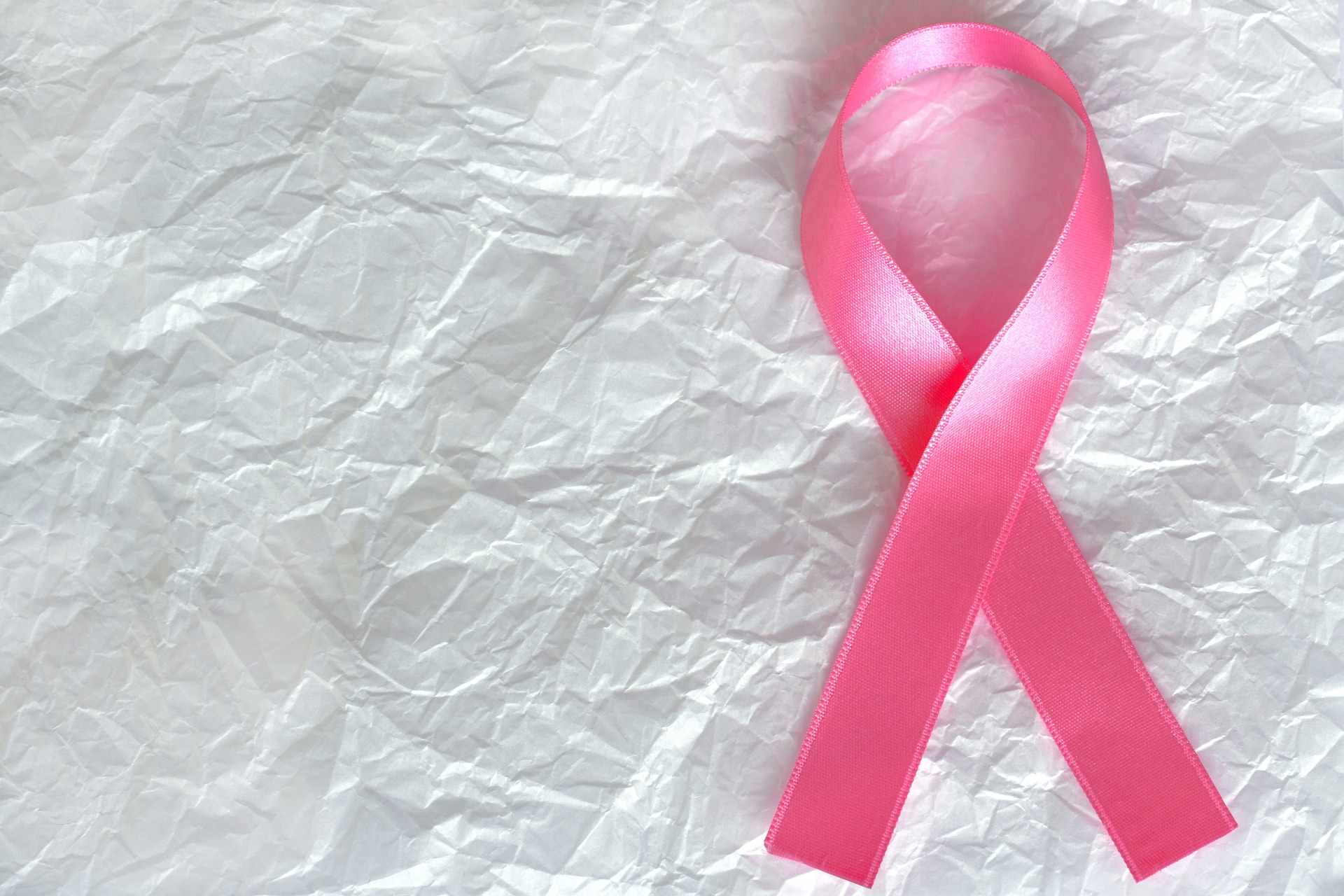 Rak piersi to najczęstszy kobiecy nowotwór złośliwy. Dotyka najczęściej kobiet w wieku pomenopauzalnym, ale aż ok. 10% rozpoznań dotyczy pacjentek <45rż (głównie 35-45rż).
